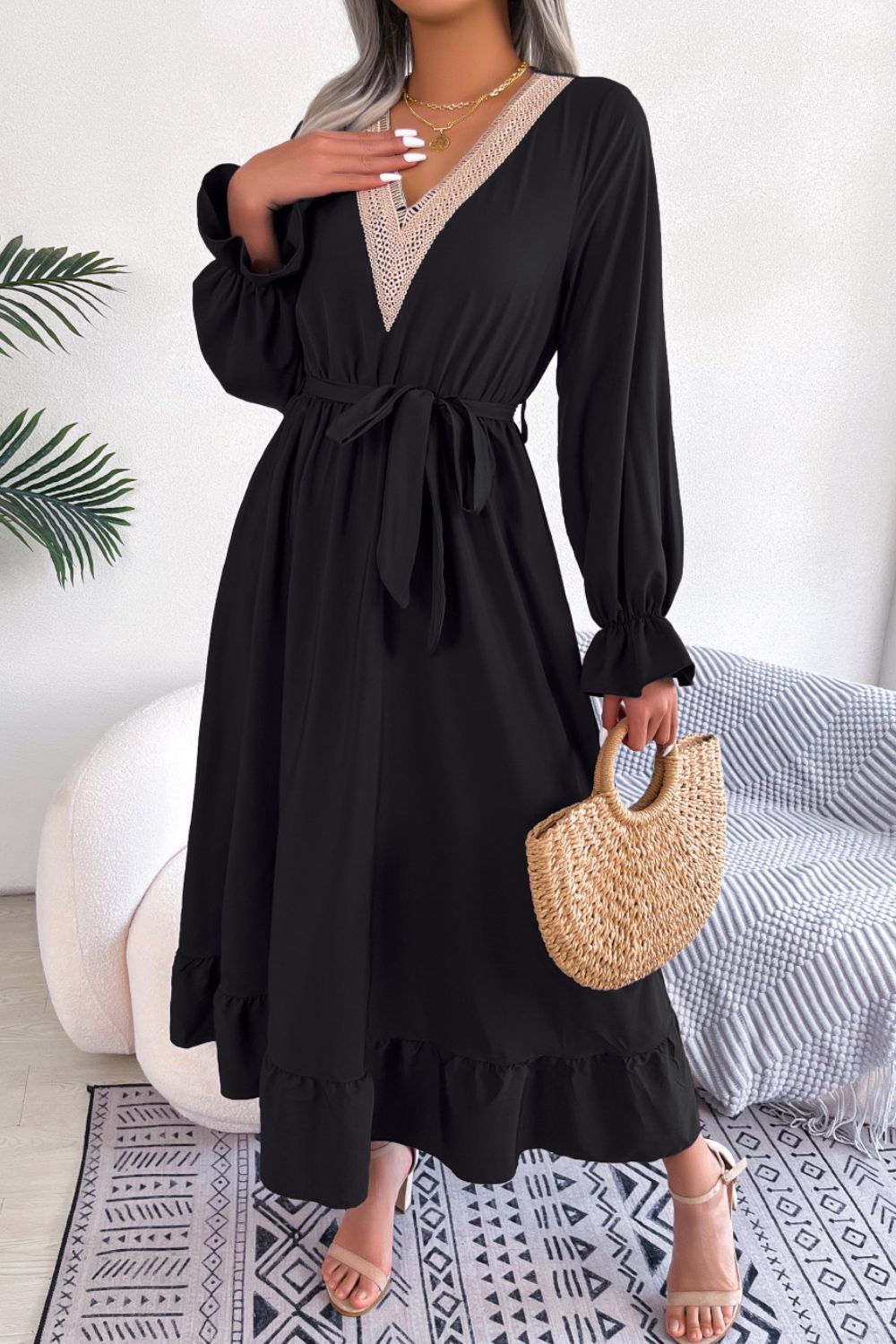 Vestido de manga con volantes y cinturón en contraste