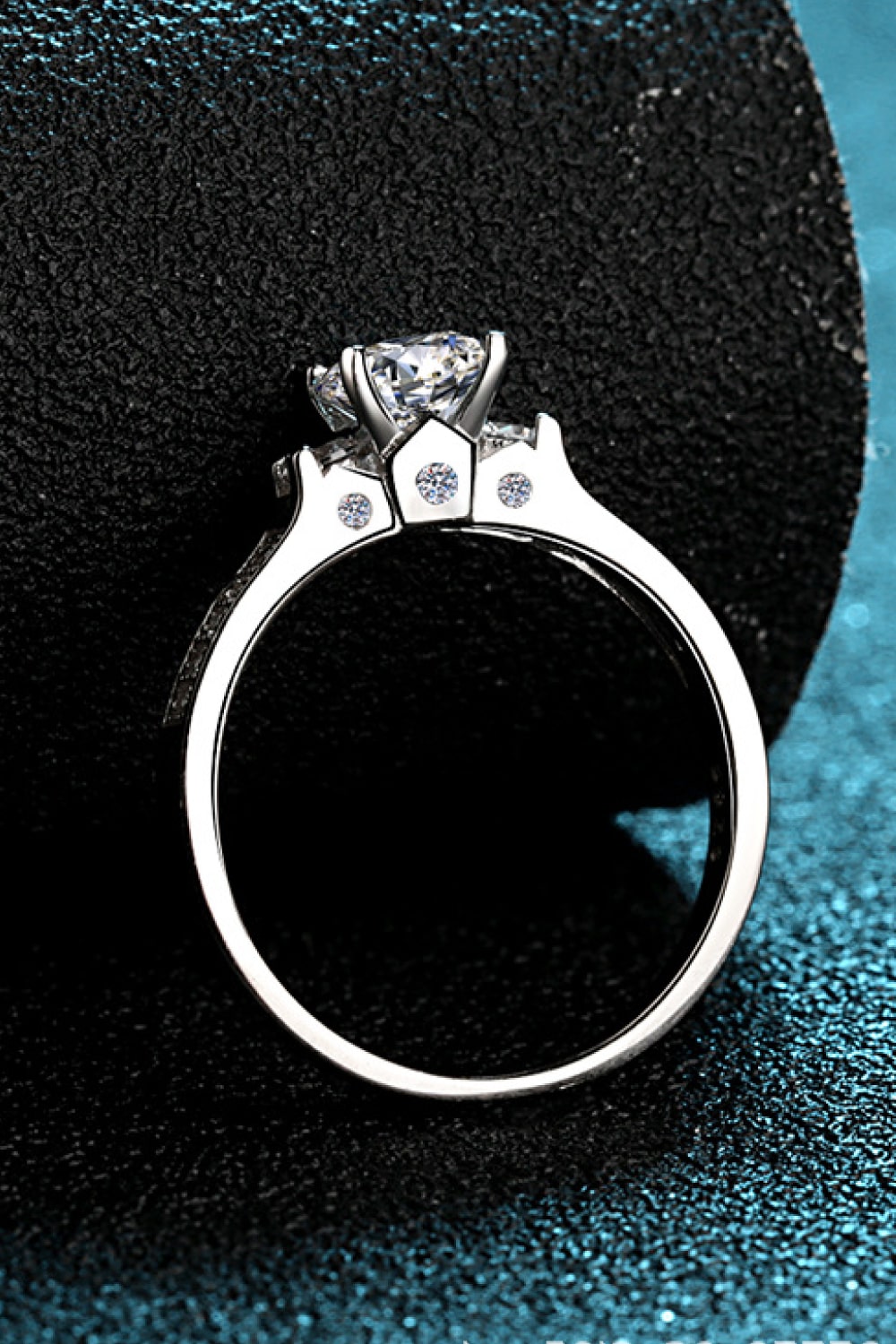 Anillo chapado en rodio Moissanite Lucky Charm