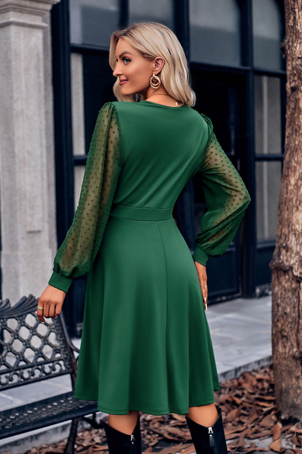 Vestido de manga larga con lunares suizos y cuello cruzado