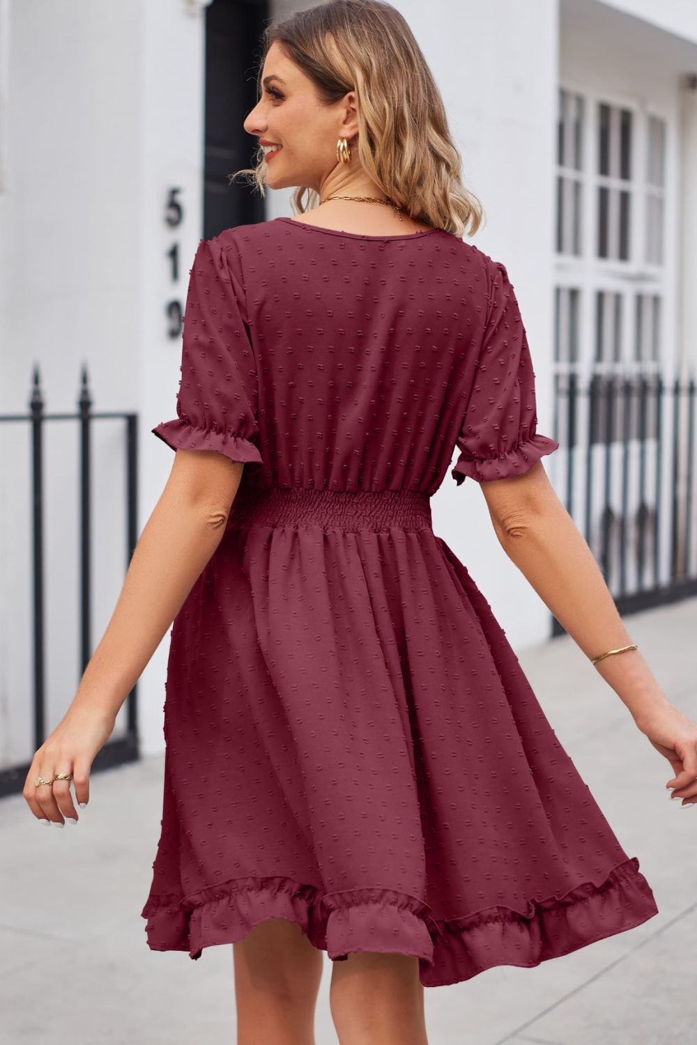 Vestido con escote en V y mangas con volantes y ribete de lunares suizos