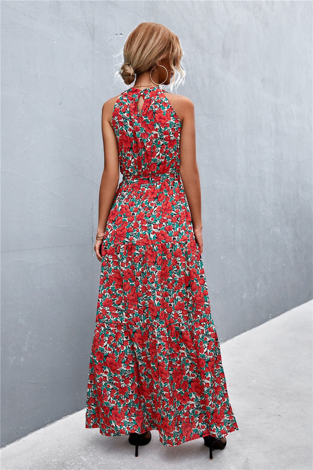 Vestido largo estampado sin mangas con lazo en la cintura
