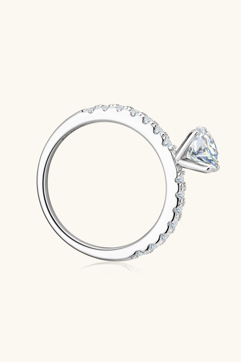Anillo de piedra lateral con baño de platino y moissanita