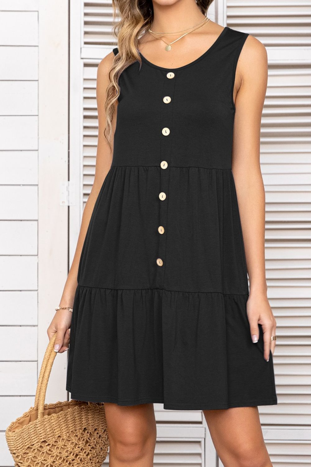 Vestido escalonado sin mangas con cuello redondo y botones decorativos