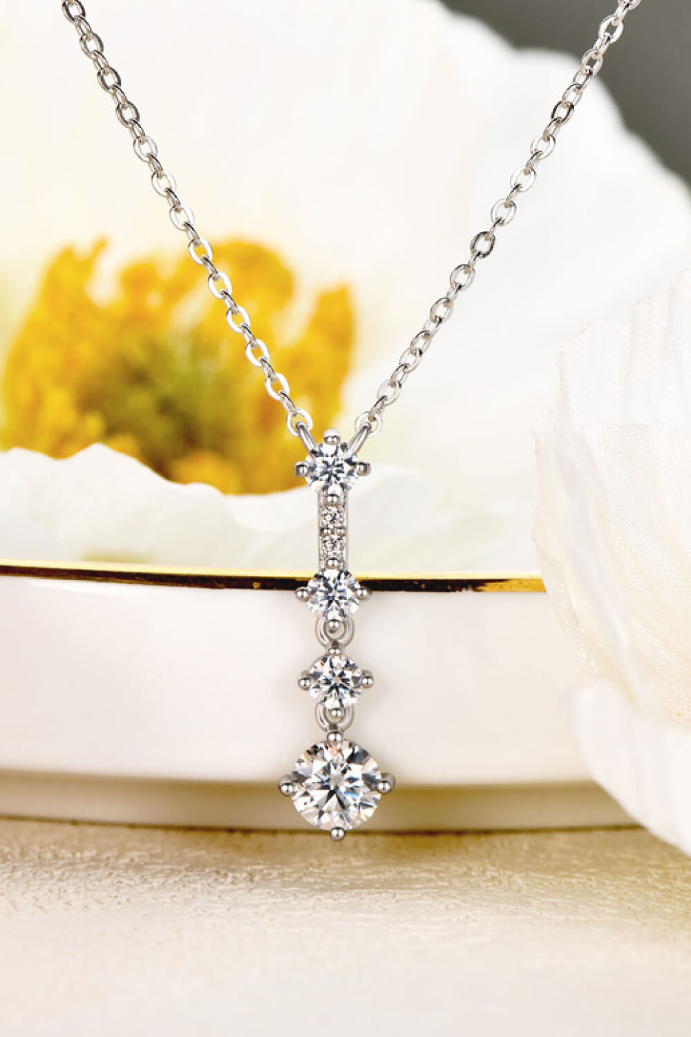 Collar con colgante de moissanita múltiple Keep You There