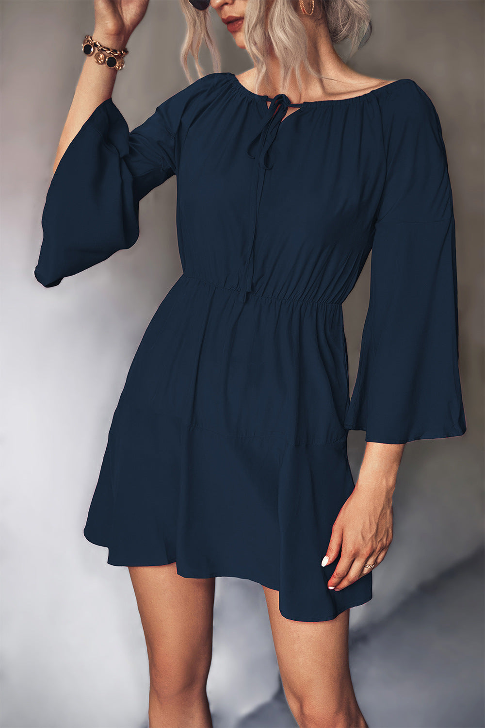 Mini vestido de manga acampanada con cuello anudado