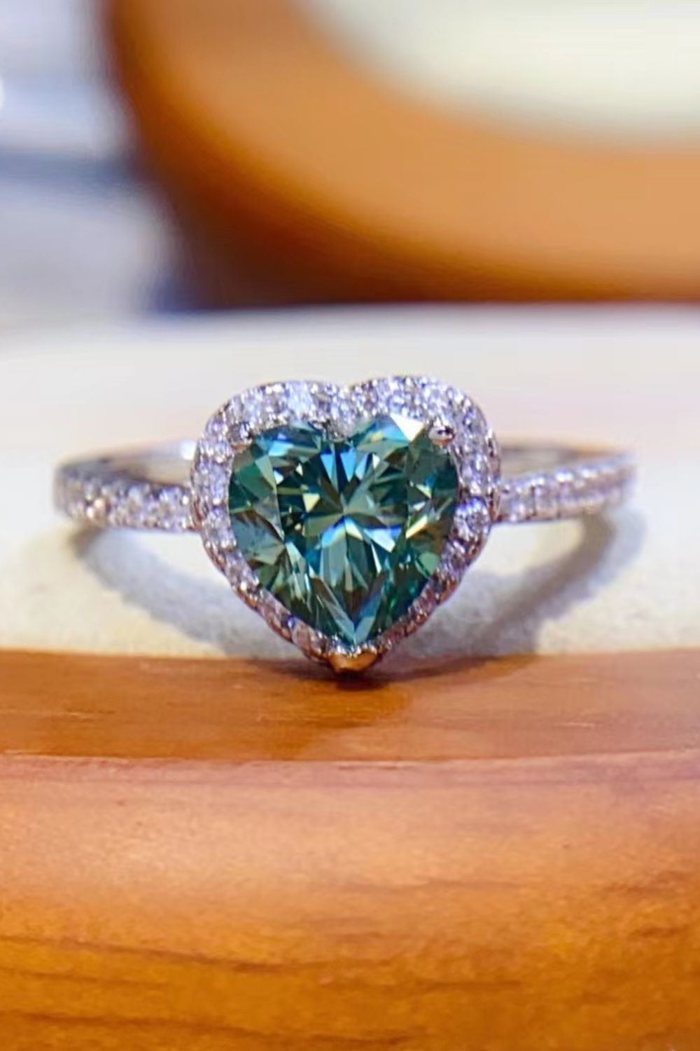 Anillo de corazón de moissanita de 1 quilate