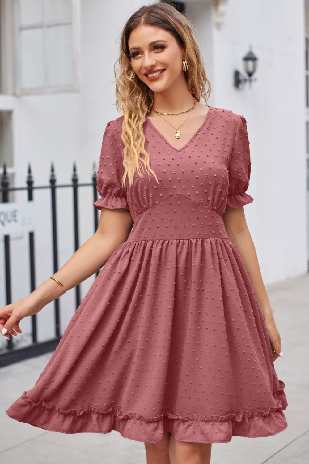 Vestido con escote en V y mangas con volantes y ribete de lunares suizos