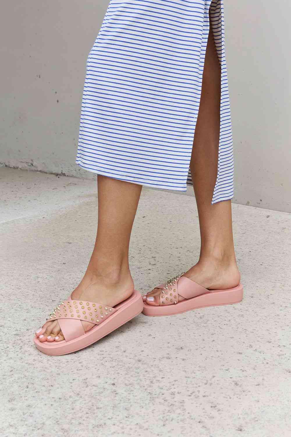 Sandalias con tiras cruzadas y tachuelas Forever Link en color rubor