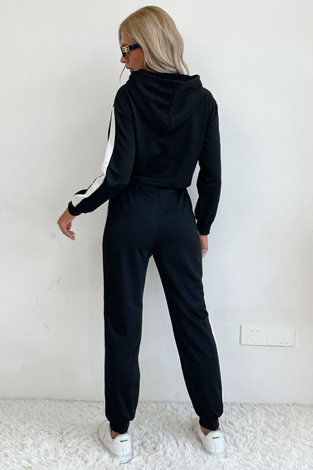 Conjunto corto de sudadera con capucha y chándal con raya lateral