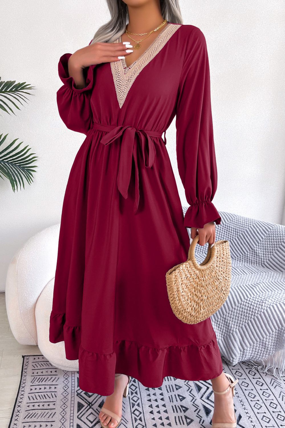 Vestido de manga con volantes y cinturón en contraste