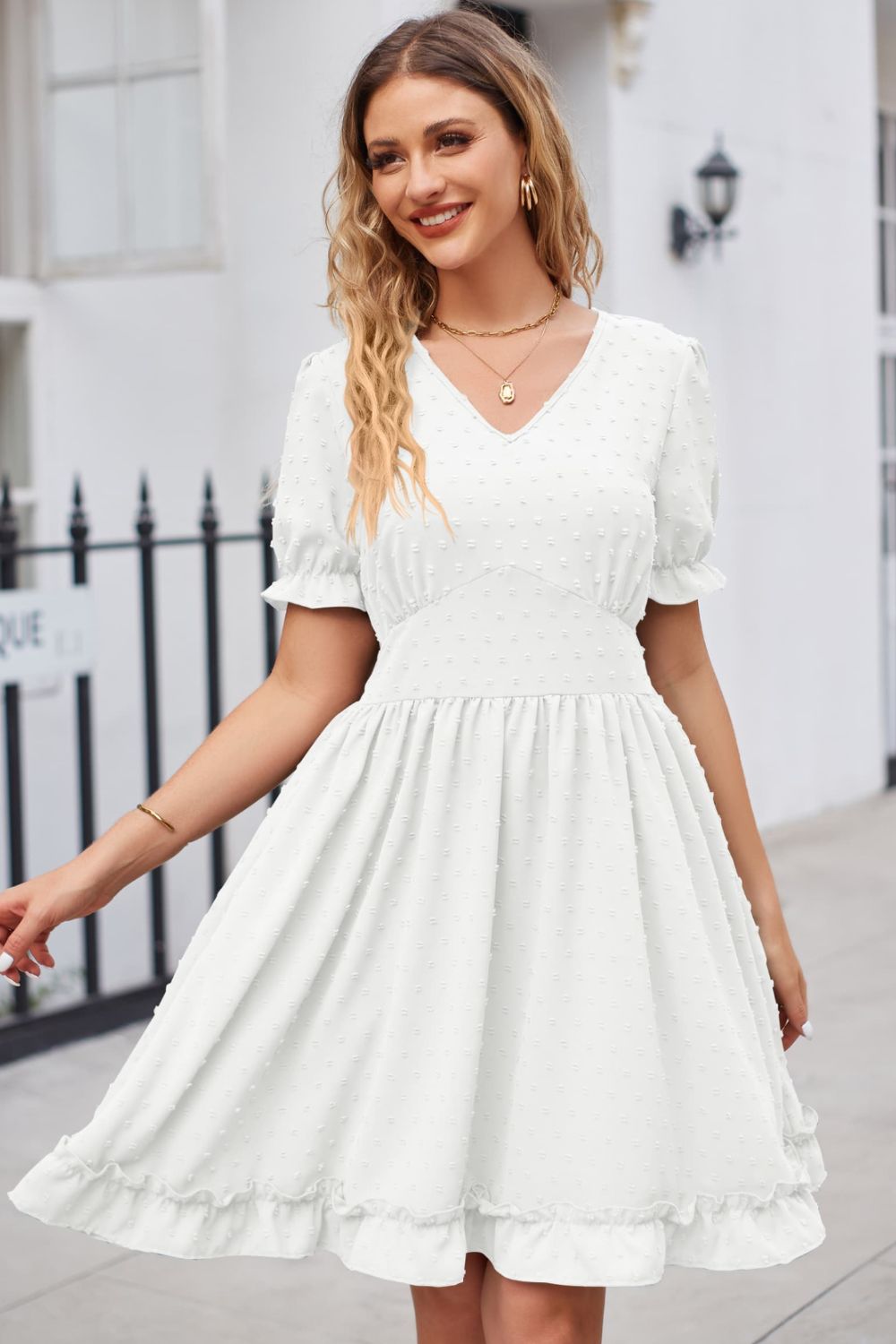 Vestido con escote en V y mangas con volantes y ribete de lunares suizos