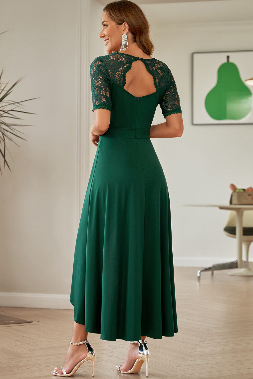 Vestido de espalda abierta alto-bajo plisado de encaje empalmado
