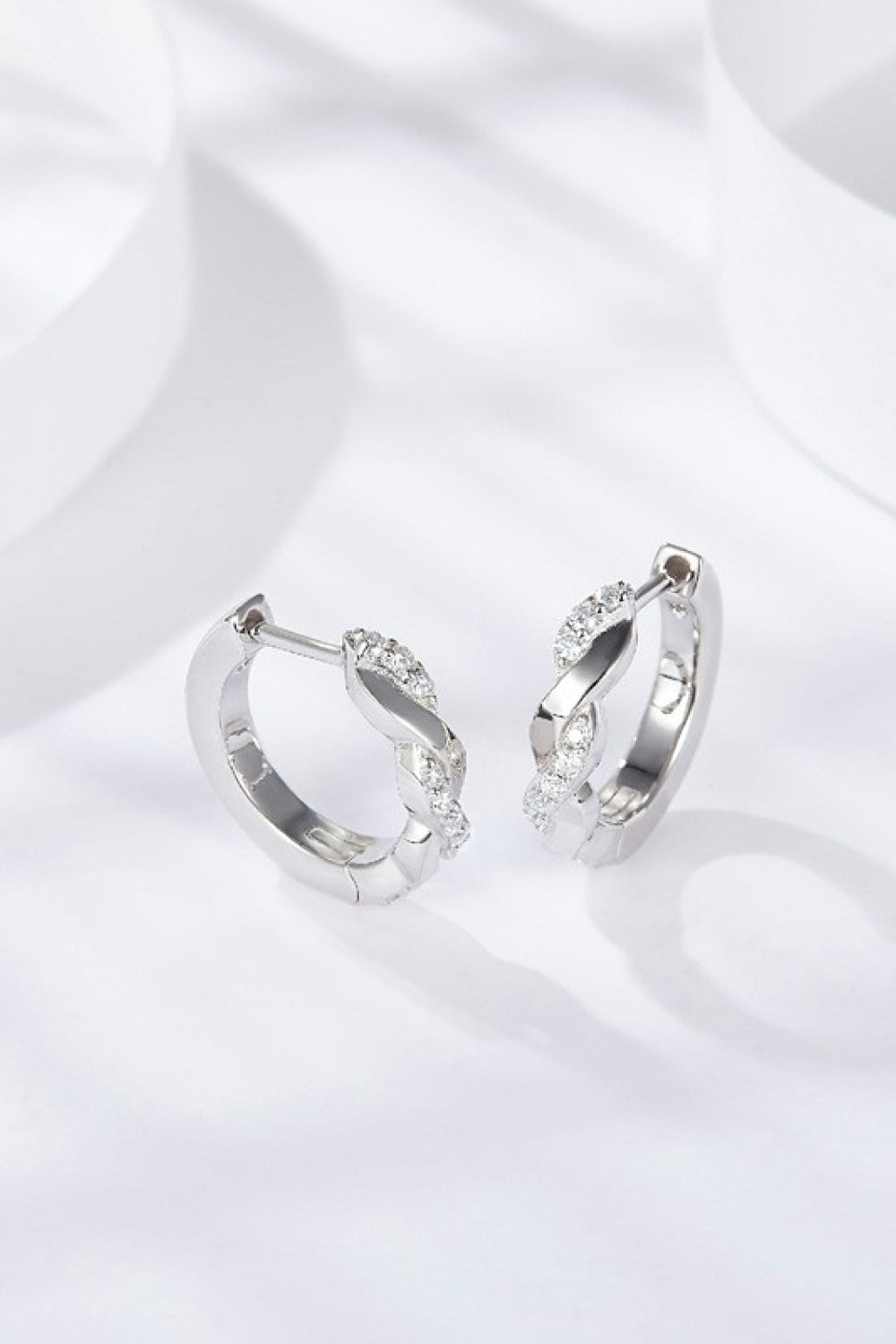 Aretes retorcidos de moissanita chapados en platino