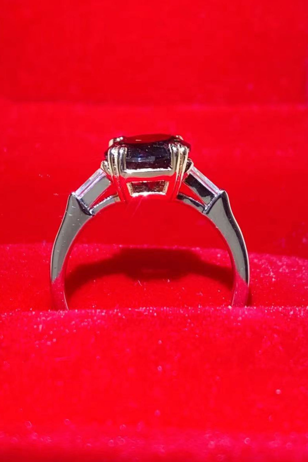 Anillo chapado en platino con moissanita negra de 2 quilates