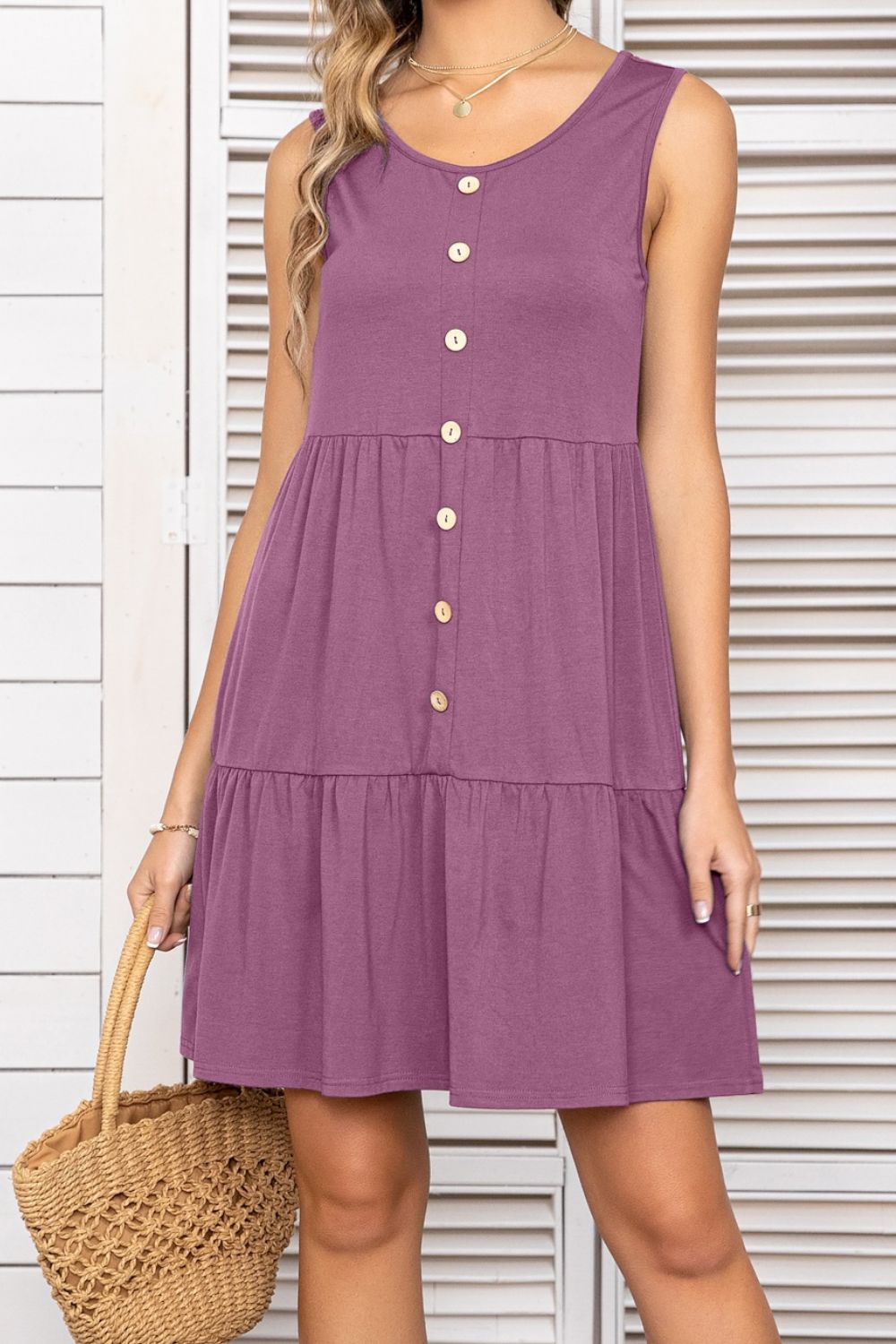 Vestido escalonado sin mangas con cuello redondo y botones decorativos
