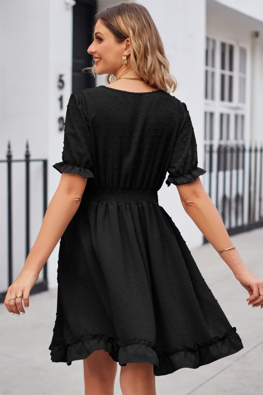 Vestido con escote en V y mangas con volantes y ribete de lunares suizos