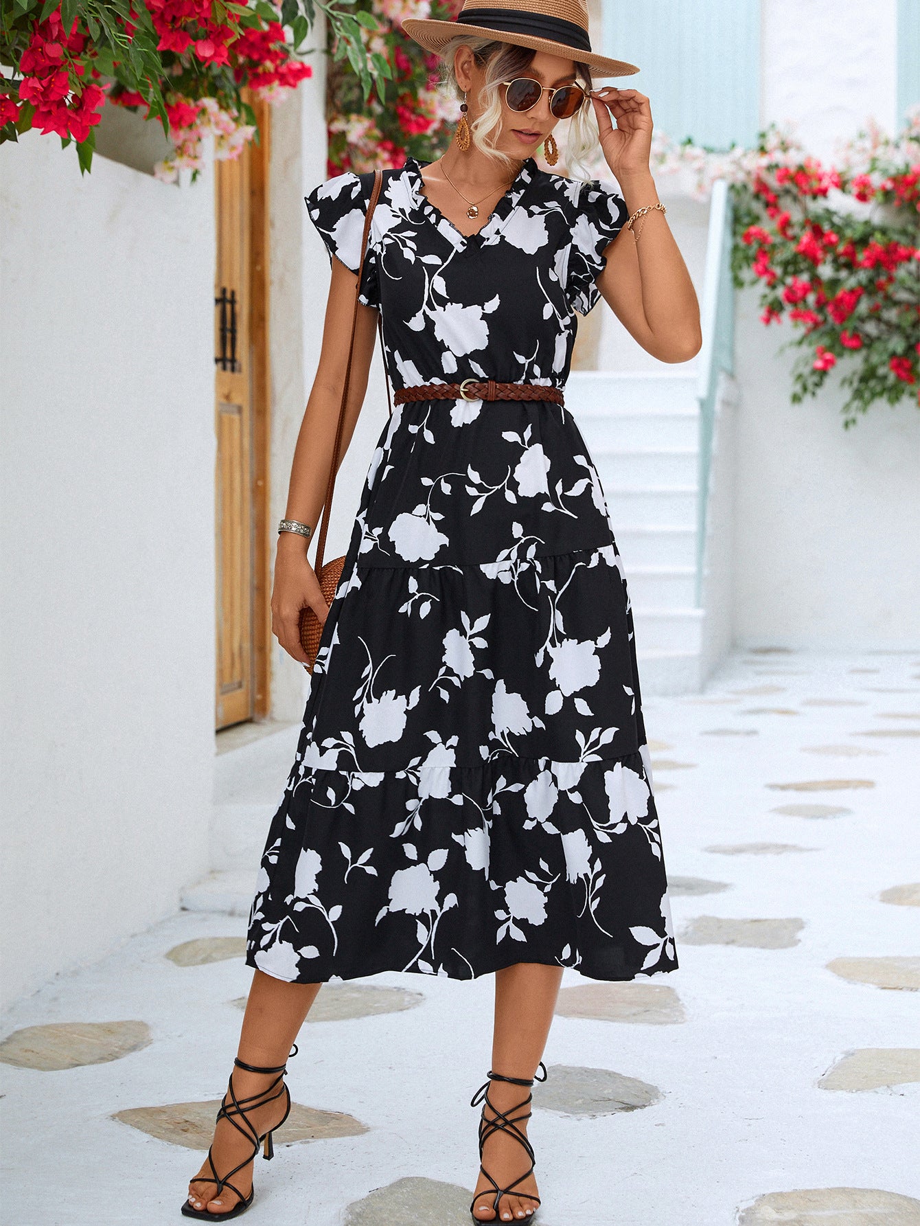 Vestido midi escalonado con cuello en V y ribete floral con volantes