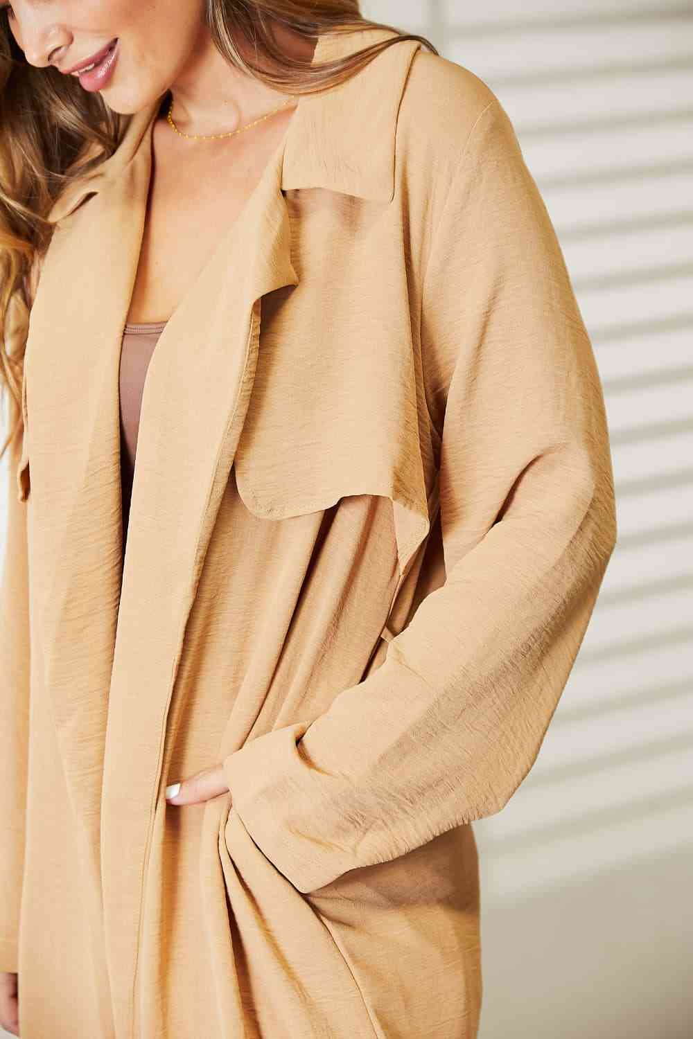 Gabardina con bolsillos y lazo de tamaño completo de Culture Code