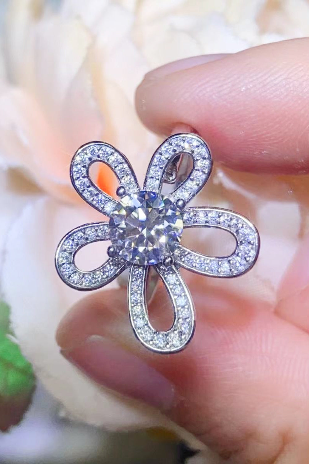Anillo abierto con forma de flor de moissanita de 1 quilate