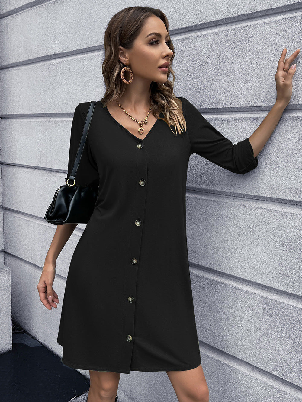 Vestido mini con cuello en V y botones