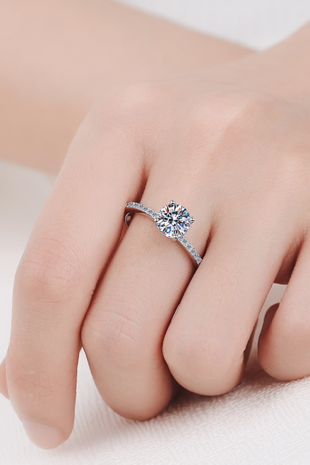 Anillo de piedra lateral con baño de rodio y moissanita de 1 quilate
