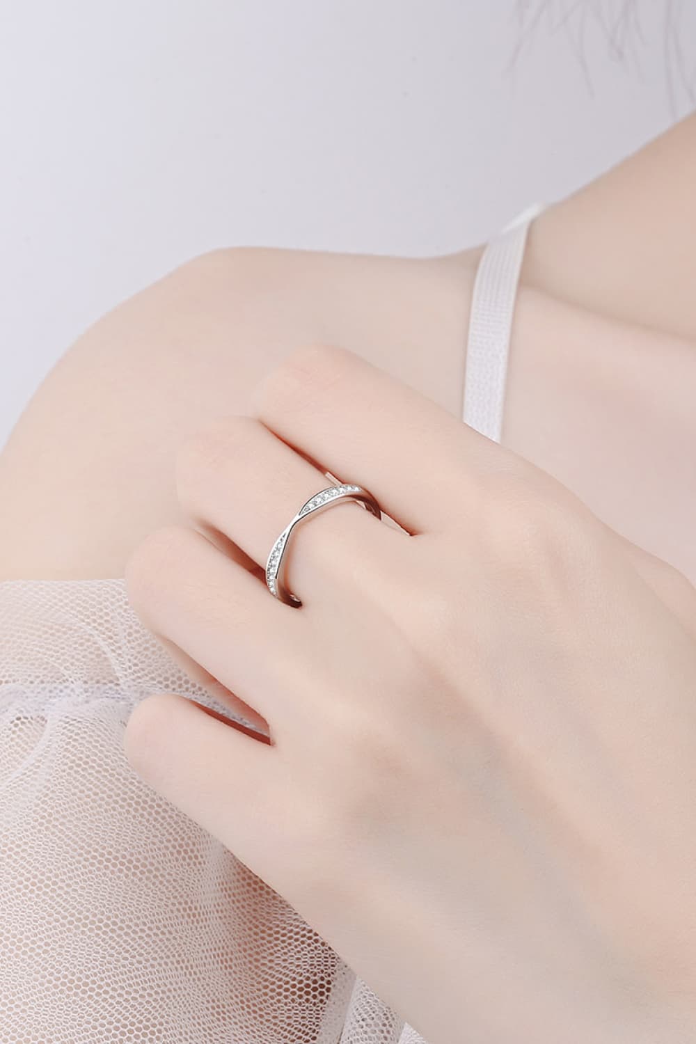 Anillo de moissanita con baño de rodio