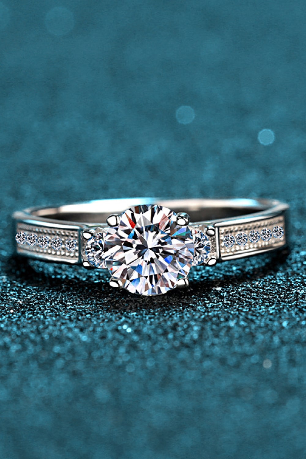 Anillo chapado en rodio Moissanite Lucky Charm