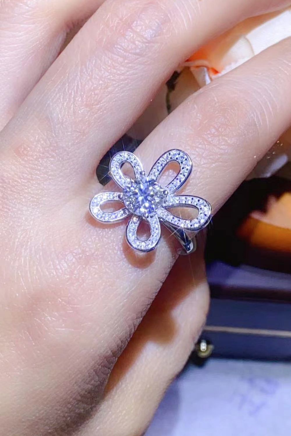 Anillo abierto con forma de flor de moissanita de 1 quilate