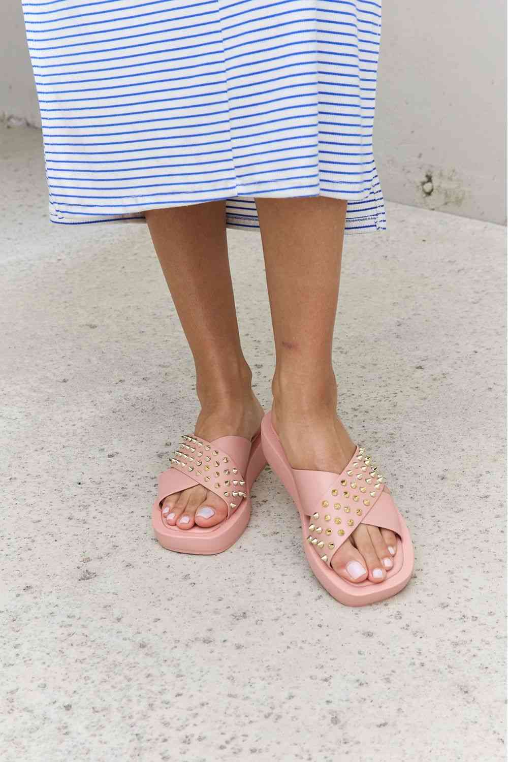 Sandalias con tiras cruzadas y tachuelas Forever Link en color rubor