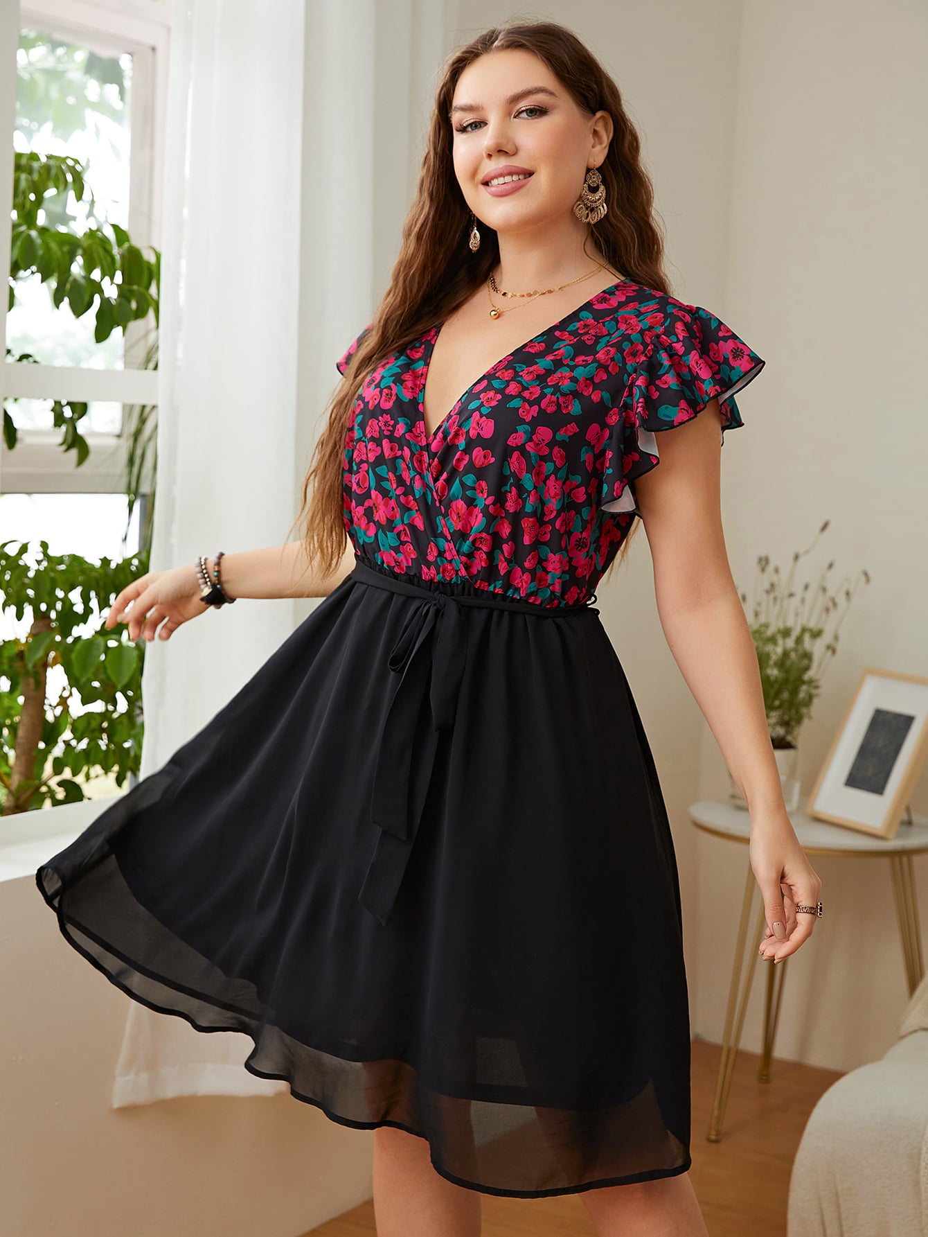 Vestido de talla grande con mangas abullonadas y cuello cruzado con estampado floral