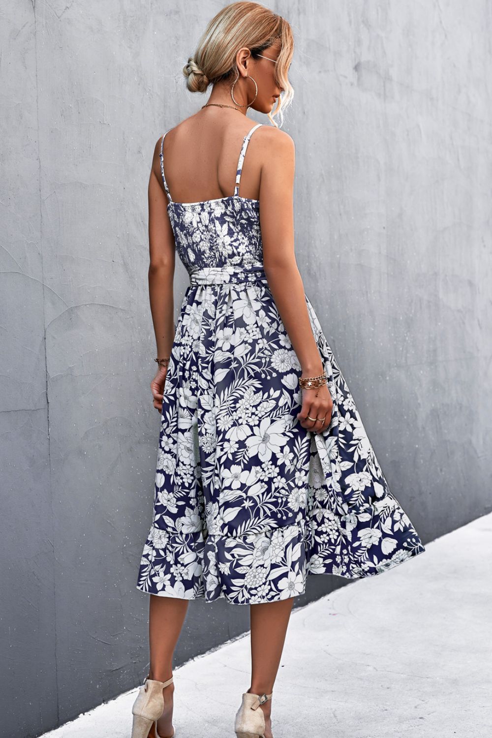 Vestido de tirantes finos con escote redondo y ribete de volantes florales