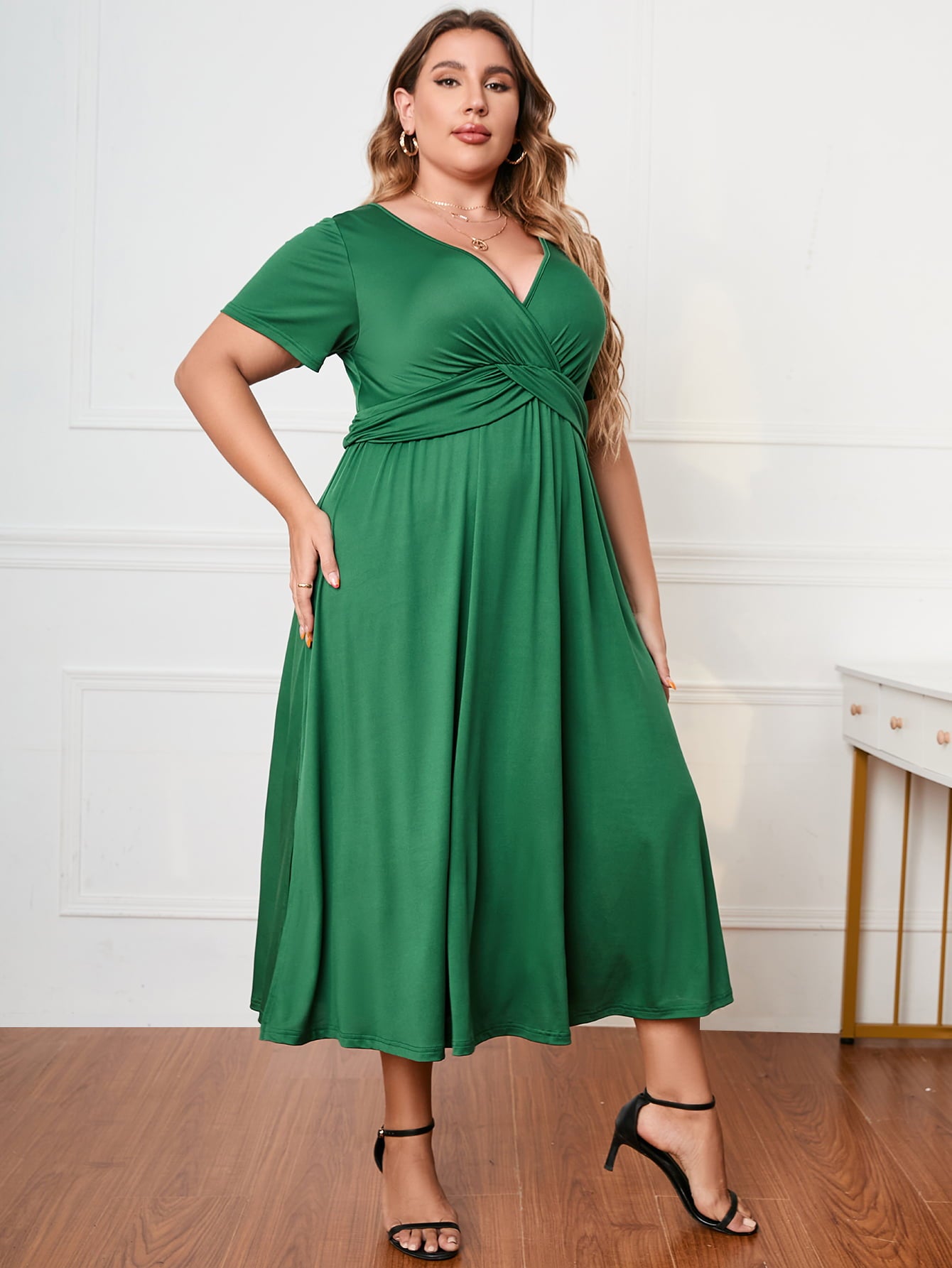 Vestido midi de cuello cruzado y manga corta de talla grande