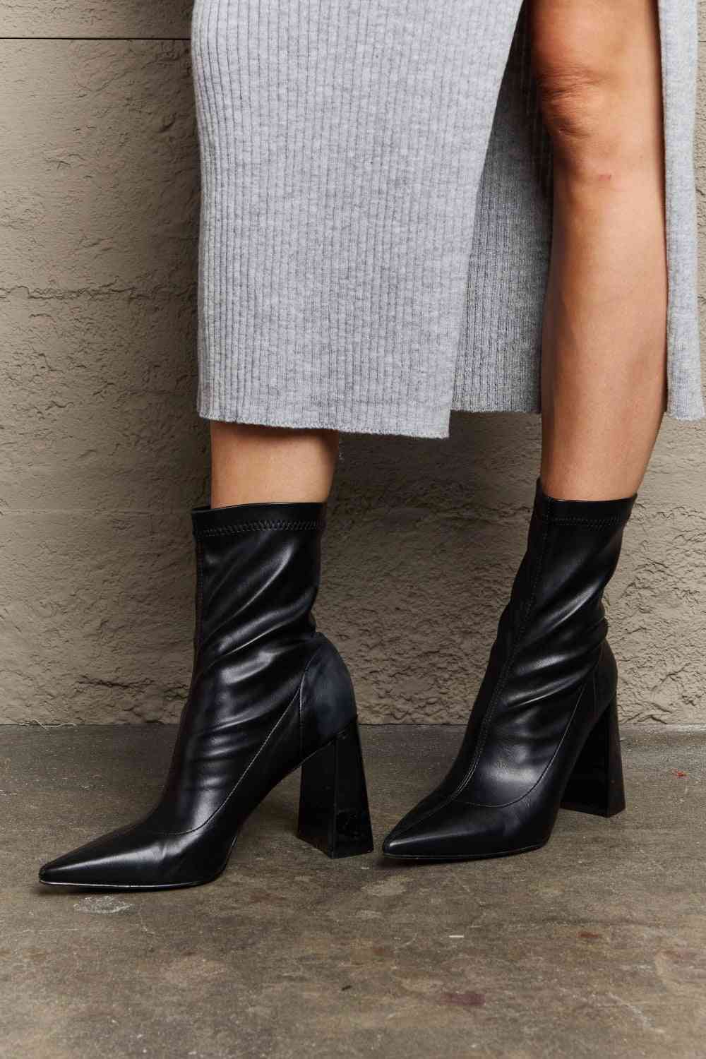 Botas tipo calcetín con tacón de bloque Stacy de Weeboo