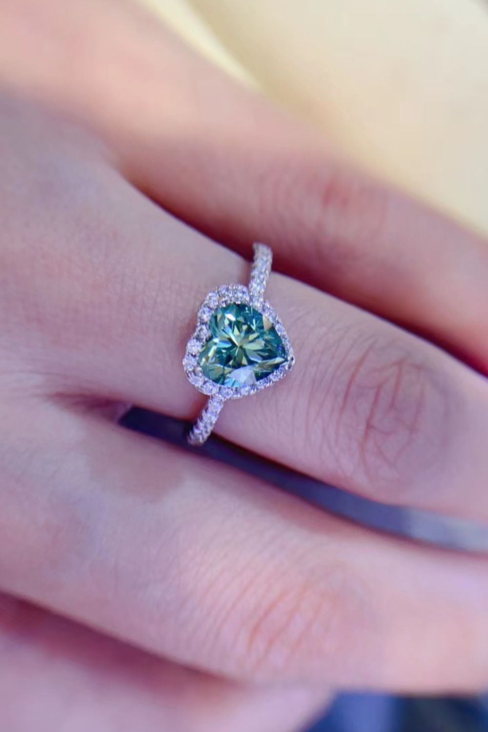 Anillo de corazón de moissanita de 1 quilate