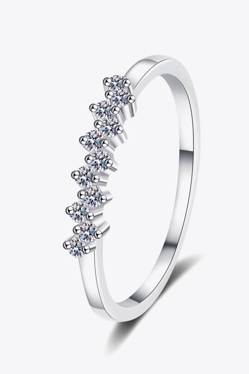 Llamativo anillo de moissanita de plata esterlina 925