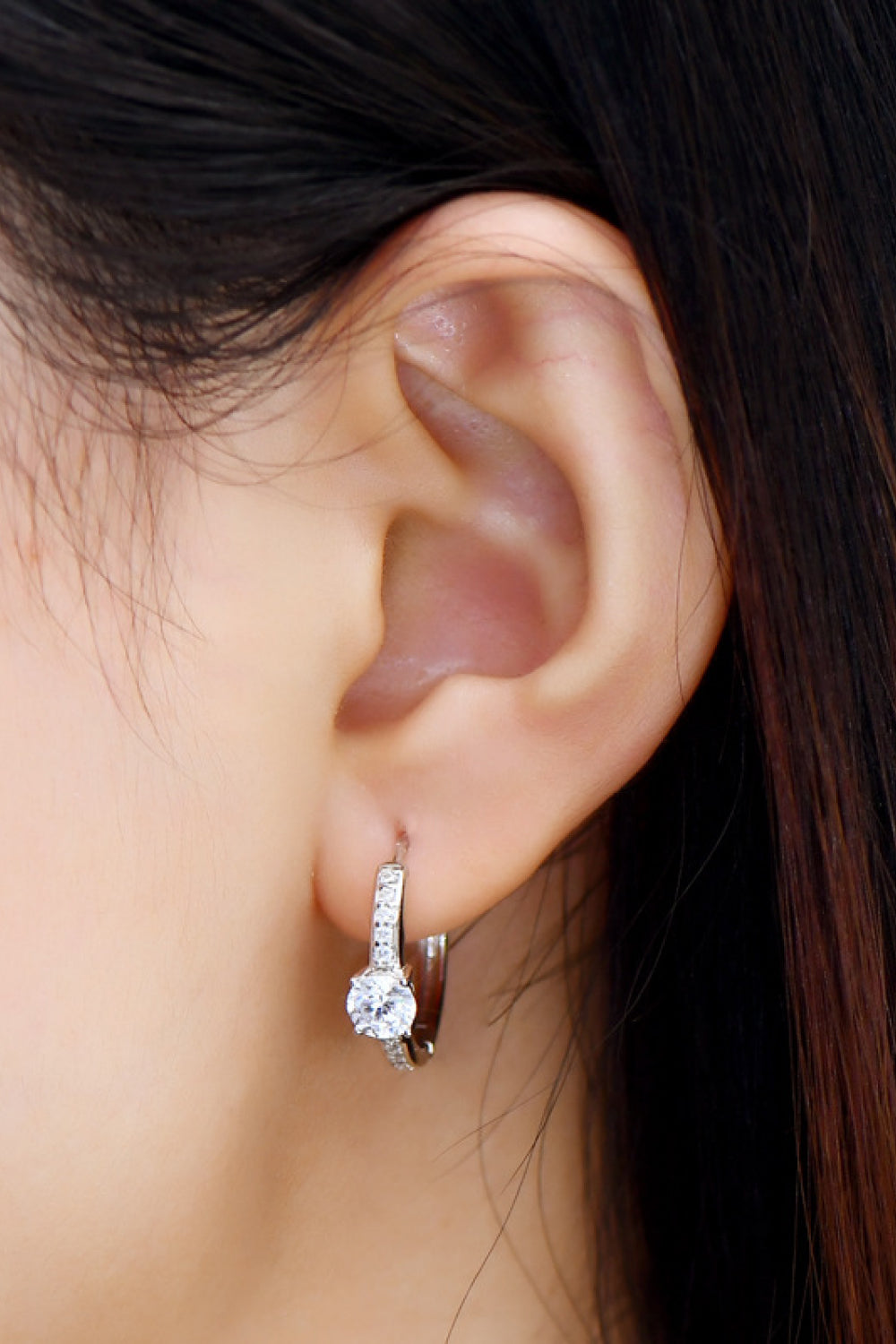 Aretes enchapados en platino de moissanita de 1 quilate Carry Your Love