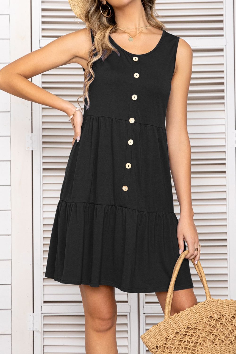 Vestido escalonado sin mangas con cuello redondo y botones decorativos