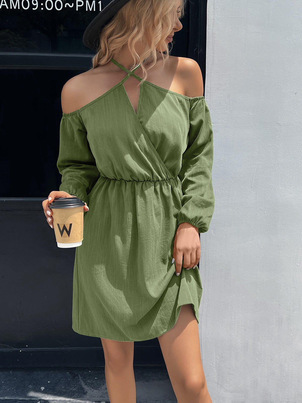 Vestido mini cruzado con hombros descubiertos