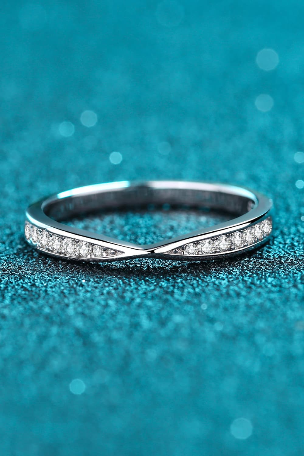 Anillo de moissanita con baño de rodio