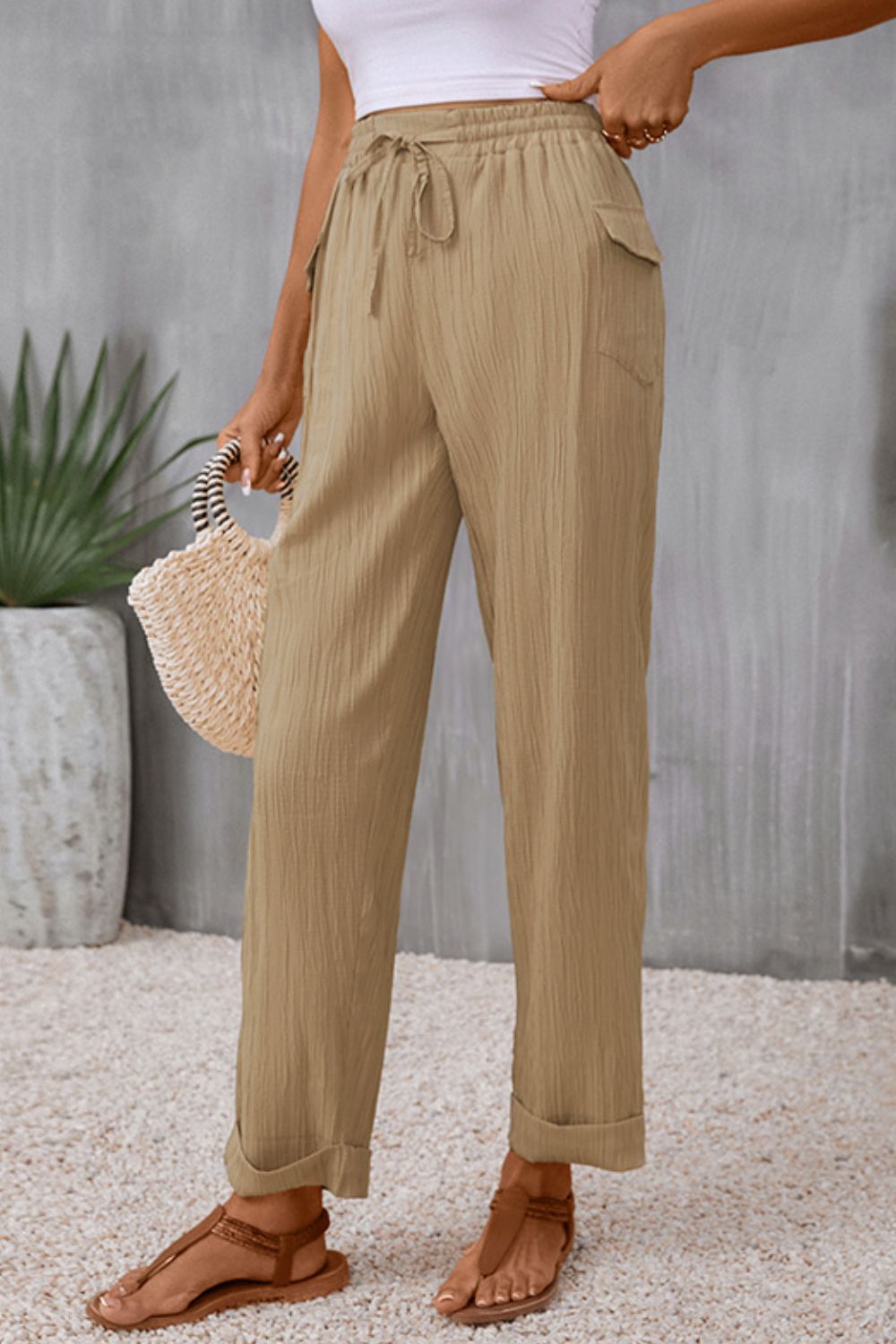 Pantalones largos con bolsillos y lazo en la cintura
