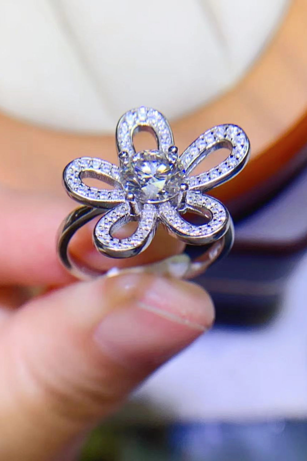 Anillo abierto con forma de flor de moissanita de 1 quilate