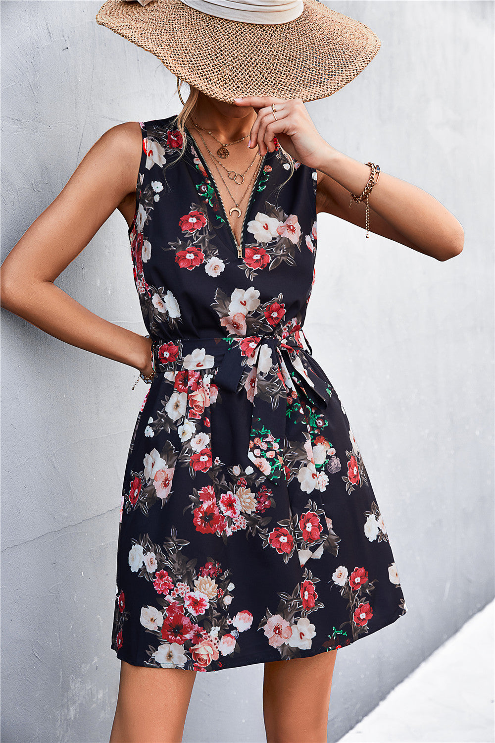 Vestido sin mangas con cinturón y detalle de cremallera estampada