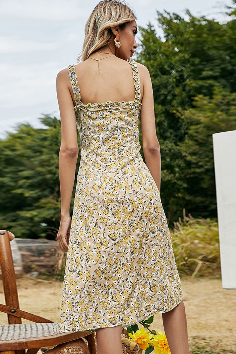 Vestido sin mangas con volante floral