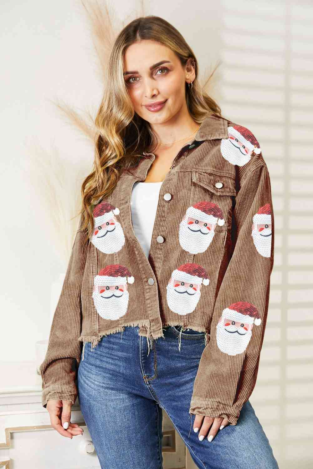 Chaqueta con dobladillo sin rematar y lentejuelas de Papá Noel