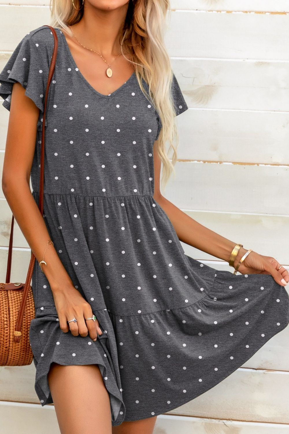 Minivestido de lunares con cuello en V y manga ondulada