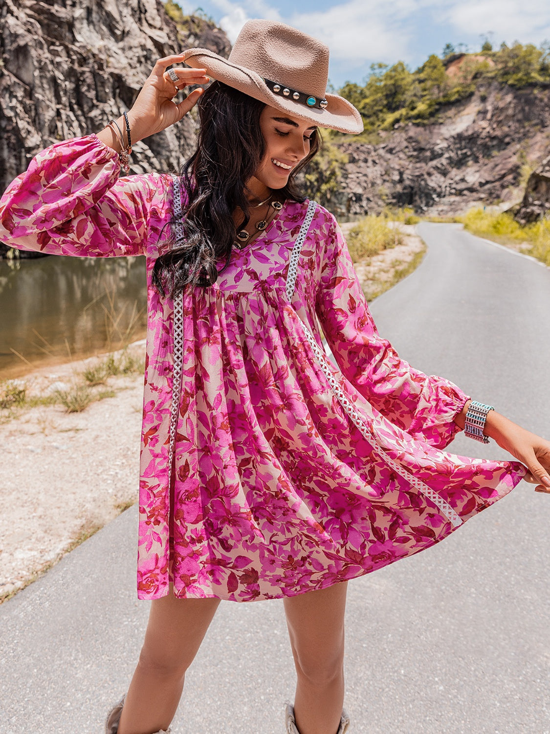 Vestido mini con escote en V y manga larga