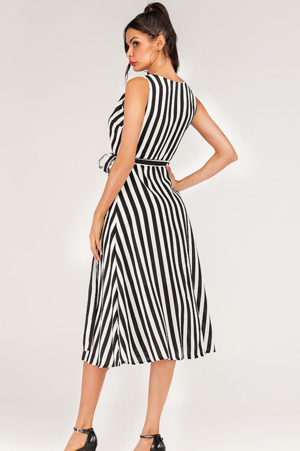 Vestido sin mangas atado con sobrepelliz a rayas