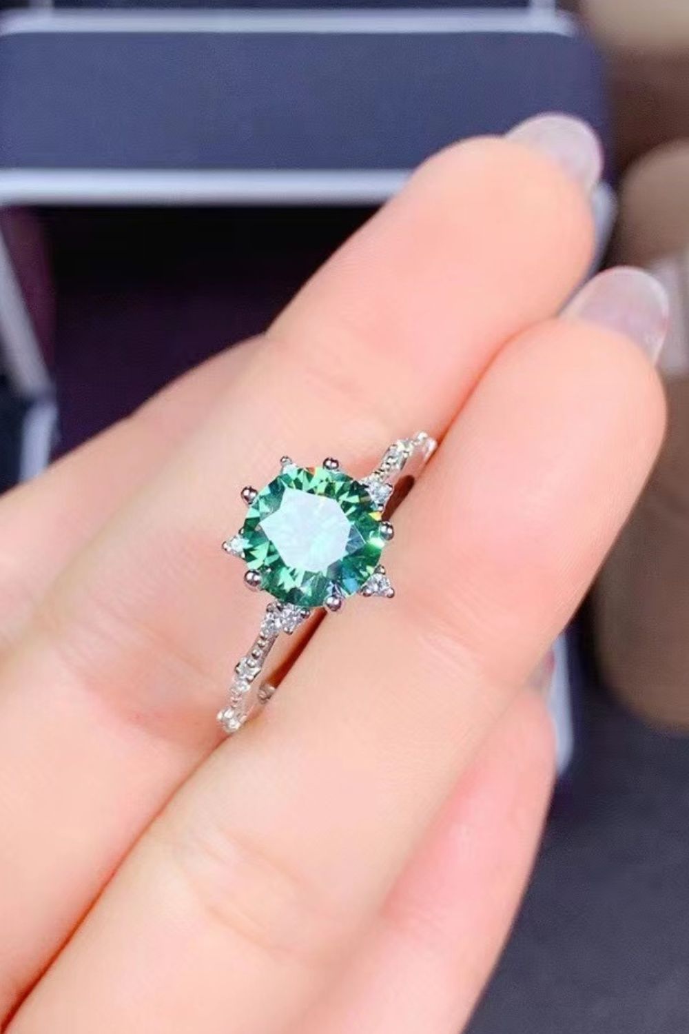 All Eyes On Me Anillo chapado en platino con moissanita de 1 quilate