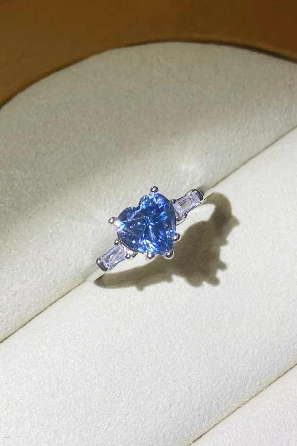 Anillo enchapado en platino con forma de corazón de moissanita de 1 quilate en azul