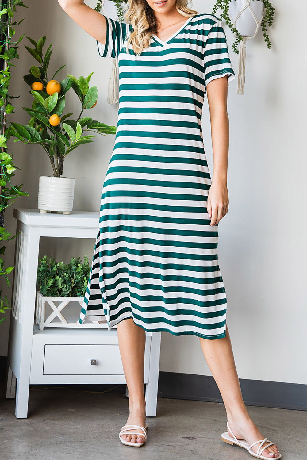 Vestido de rayas con escote en V, manga corta y abertura lateral